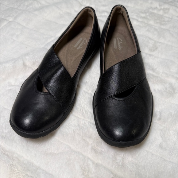 ❌SOLD❌Clarks Women's Black Loafers - Picture 2 of 6